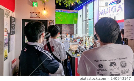 球迷們在運動酒吧觀看日本隊在2026年世界盃的比賽。 球迷們在運動酒吧觀看日本隊在2026年世界盃的比賽。 140943147