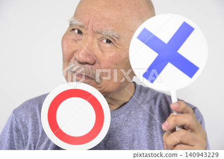 An elderly person holding a ○× plate An elderly person holding a ○× plate 140943229