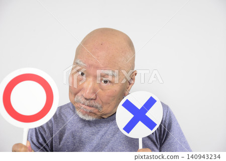 An elderly person holding a ○× plate An elderly person holding a ○× plate 140943234