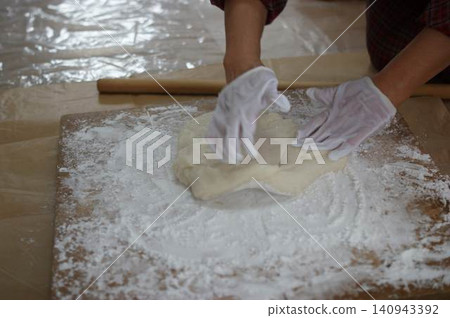 雙手揉捏麻糬 雙手揉捏麻糬 140943392