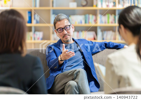 名人、知名人士、對話、採訪 名人、知名人士、對話、採訪 140943722