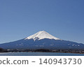 在蔚藍的天空下，雄偉的富士山巍峨聳立在河口湖的對岸，山頂白雪皚皚，顯得格外醒目。 140943730