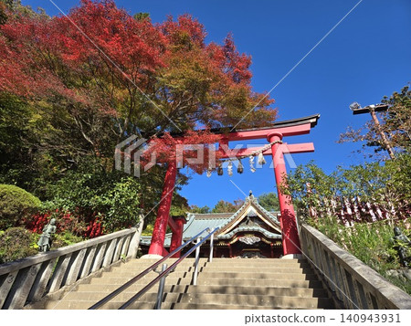 通往高尾山藥王院的石階和鳥居 通往高尾山藥王院的石階和鳥居 140943931