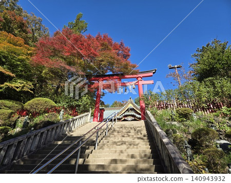 通往高尾山藥王院的道路,被秋葉裝點得美輪美奐。 通往高尾山藥王院的道路,被秋葉裝點得美輪美奐。 140943932