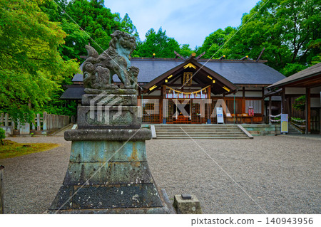 阿諏訪神社:小犬(守護獅子狗)抱著一隻幼崽 阿諏訪神社:小犬(守護獅子狗)抱著一隻幼崽 140943956
