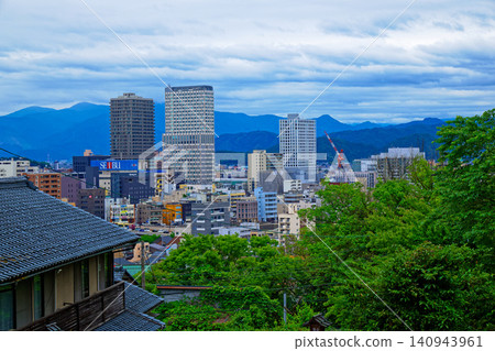 從飛蠅訪山眺望福井站週邊的城市景觀。 從飛蠅訪山眺望福井站週邊的城市景觀。 140943961