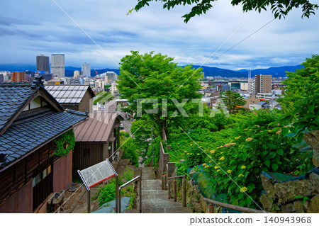 從飛蠅訪山百坂眺望福井站週邊的城市景觀。 從飛蠅訪山百坂眺望福井站週邊的城市景觀。 140943968