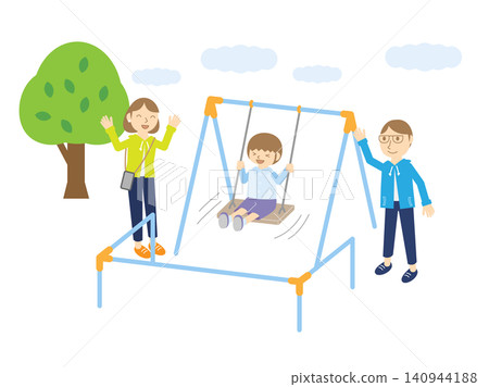 一個男孩在公園的鞦韆上玩耍,他的父母在一旁看著 | 家庭假日郊遊插圖 一個男孩在公園的鞦韆上玩耍,他的父母在一旁看著 | 家庭假日郊遊插圖 140944188