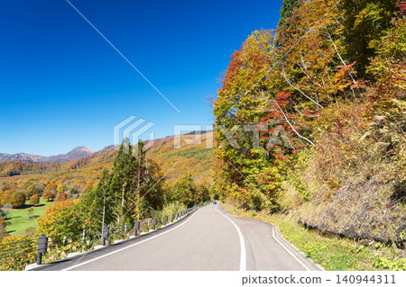 The road to Sasagamine, where the autumn leaves are at their peak. The road to Sasagamine, where the autumn leaves are at their peak. 140944311
