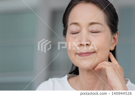 微笑的老婦人：護膚與美容肖像 140944526