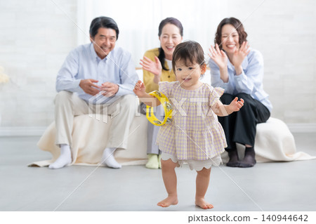 家人見證孩子踏出人生的第一步 家人見證孩子踏出人生的第一步 140944642