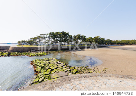 上漲的潮水流入高砂向島。 上漲的潮水流入高砂向島。 140944728