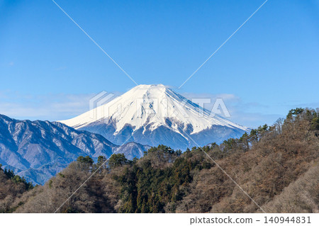 富士山十二景:從駒橋禦前山眺望冬日富士山 富士山十二景:從駒橋禦前山眺望冬日富士山 140944831