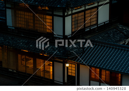 黎明時分的道後溫泉本館 黎明時分的道後溫泉本館 140945328