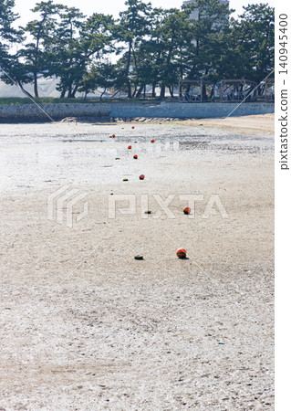A floating buoy in Mukojima Park (Takasago Seaside Park, Hyogo Prefecture) A floating buoy in Mukojima Park (Takasago Seaside Park, Hyogo Prefecture) 140945400