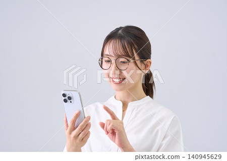 操作智能手機的日本婦女 140945629