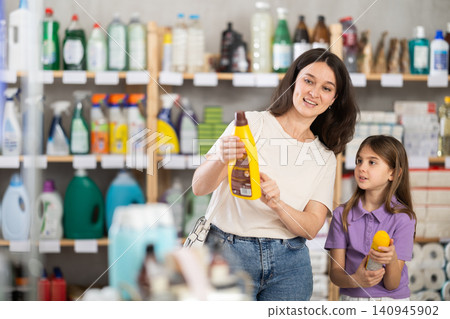 woman and her daughter choose parquet products 140945902