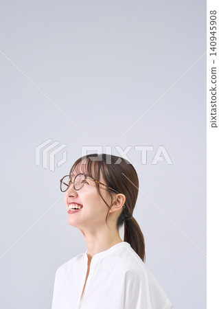 一位戴著眼鏡、微笑的日本女性 140945908