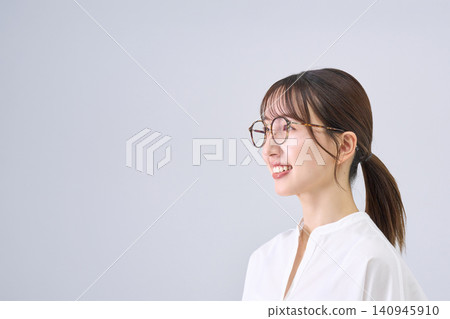 一位戴著眼鏡、微笑的日本女性 140945910