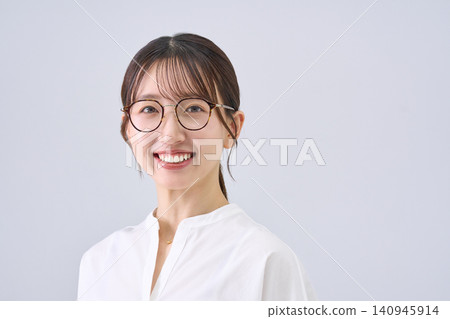 一位戴著眼鏡、微笑的日本女性 一位戴著眼鏡、微笑的日本女性 140945914
