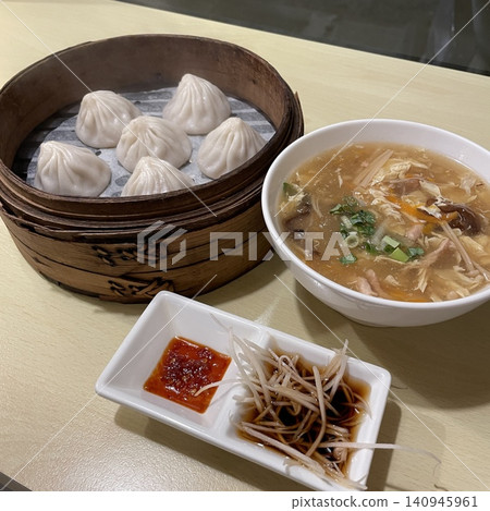 小籠包和酸辣湯 小籠包和酸辣湯 140945961