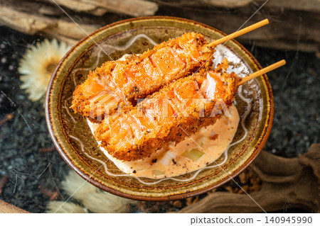 美味的鮭魚串,裹上香草麵包屑,再淋上滿滿的塔塔醬。 美味的鮭魚串,裹上香草麵包屑,再淋上滿滿的塔塔醬。 140945990