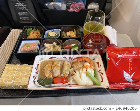 商務艙機上用餐 商務艙機上用餐 140946206