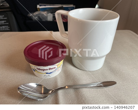 商務艙機上用餐 商務艙機上用餐 140946207