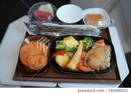 機上用餐 機上用餐 140946932