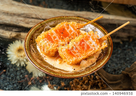 鮭魚串配大量塔塔醬 鮭魚串配大量塔塔醬 140946938
