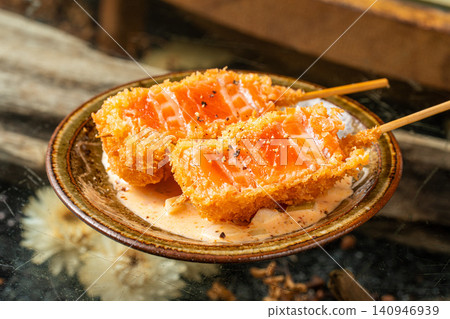 鮭魚串配大量塔塔醬 鮭魚串配大量塔塔醬 140946939