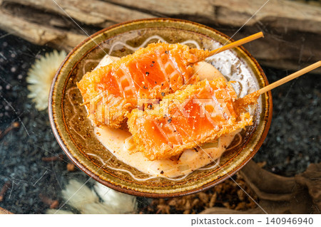 鮭魚串配大量塔塔醬 鮭魚串配大量塔塔醬 140946940