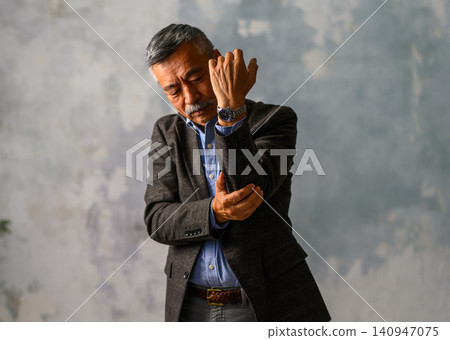老人摀著手肘 140947075