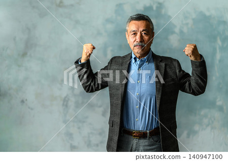 一位老人展示他的二頭肌 140947100