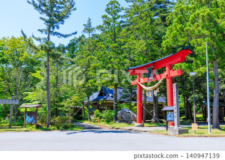 初夏時節,佐渡國一宮神社(位於新潟縣佐渡市佐渡島)的道津神社,佐渡國排名第一的神社。 初夏時節,佐渡國一宮神社(位於新潟縣佐渡市佐渡島)的道津神社,佐渡國排名第一的神社。 140947139