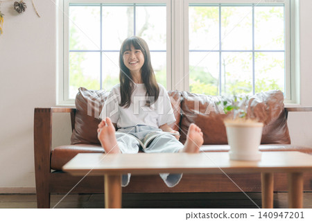 放鬆在沙發的女孩 放鬆在沙發的女孩 140947201