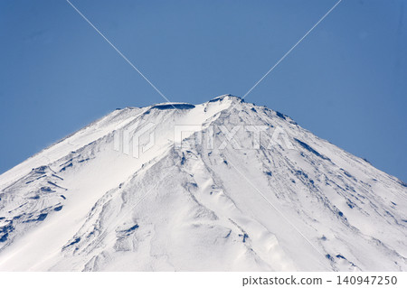 富士山雪峰的特寫鏡頭，山頂覆蓋著純白的積雪。 140947250