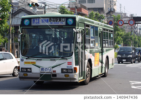 Kokusai Kogyo bus (Route Ak23: Akabane ⇔ Nishiarai) traveling near Akabane-Iwabuchi 140947436