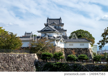 岸和田城:重建的天守閣和角樓 岸和田城:重建的天守閣和角樓 140947563