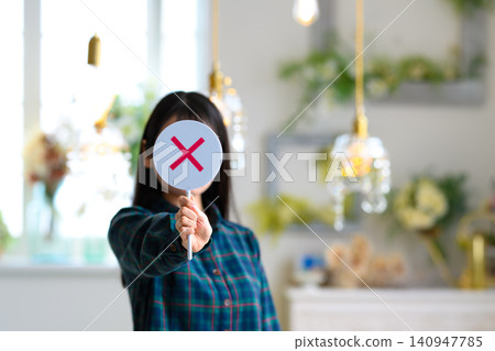 一位年輕女子身上有X標記 140947785