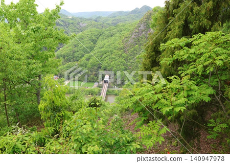 廣島縣三原市晴朗的一天,從空中俯瞰由小早川隆景建造的高山城外院。 廣島縣三原市晴朗的一天,從空中俯瞰由小早川隆景建造的高山城外院。 140947978