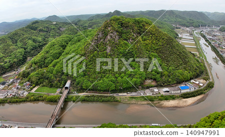 A clear day in Mihara City, Hiroshima Prefecture, with an aerial view of the baileys of Takayama Castle, built by Kobayakawa Takakage. A clear day in Mihara City, Hiroshima Prefecture, with an aerial view of the baileys of Takayama Castle, built by Kobayakawa Takakage. 140947991