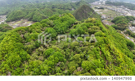 廣島縣三原市晴朗的一天,從空中俯瞰由小早川隆景建造的高山城外院。 廣島縣三原市晴朗的一天,從空中俯瞰由小早川隆景建造的高山城外院。 140947998