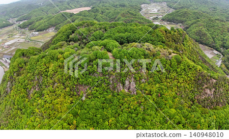 廣島縣三原市晴朗的一天,從空中俯瞰由小早川隆景建造的高山城外院。 廣島縣三原市晴朗的一天,從空中俯瞰由小早川隆景建造的高山城外院。 140948010