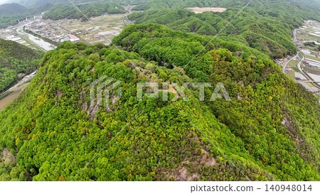 廣島縣三原市晴朗的一天，從空中俯瞰由小早川隆景建造的高山城外院。 140948014