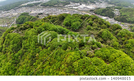 廣島縣三原市晴朗的一天,從空中俯瞰由小早川隆景建造的高山城外院。 廣島縣三原市晴朗的一天,從空中俯瞰由小早川隆景建造的高山城外院。 140948015