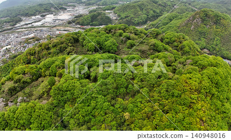 廣島縣三原市晴朗的一天,從空中俯瞰由小早川隆景建造的高山城外院。 廣島縣三原市晴朗的一天,從空中俯瞰由小早川隆景建造的高山城外院。 140948016