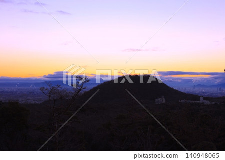 晨光灑滿高山和大阪平原的景色 / 從六甲療養院 晨光灑滿高山和大阪平原的景色 / 從六甲療養院 140948065