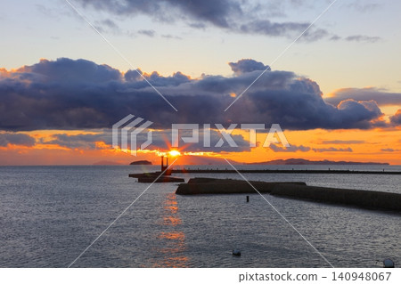 從兵庫縣立高砂海濱公園眺望高砂港,夕陽緩緩沉入播磨海 / 日本百佳白沙松灘之一 從兵庫縣立高砂海濱公園眺望高砂港,夕陽緩緩沉入播磨海 / 日本百佳白沙松灘之一 140948067