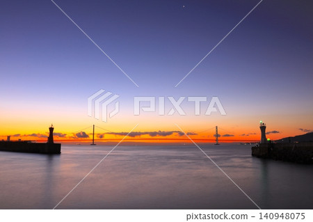 On New Year's Day, the Akashi Kaikyo Bridge and the red and white lighthouse of Akashi Fishing Port are bathed in the morning light. On New Year's Day, the Akashi Kaikyo Bridge and the red and white lighthouse of Akashi Fishing Port are bathed in the morning light. 140948075